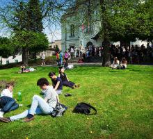 Przed Teatrem im. Adama Mickiewicza