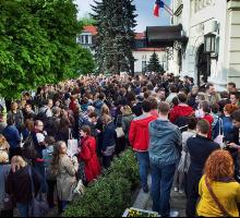 Przed Teatrem im. Adama Mickiewicza